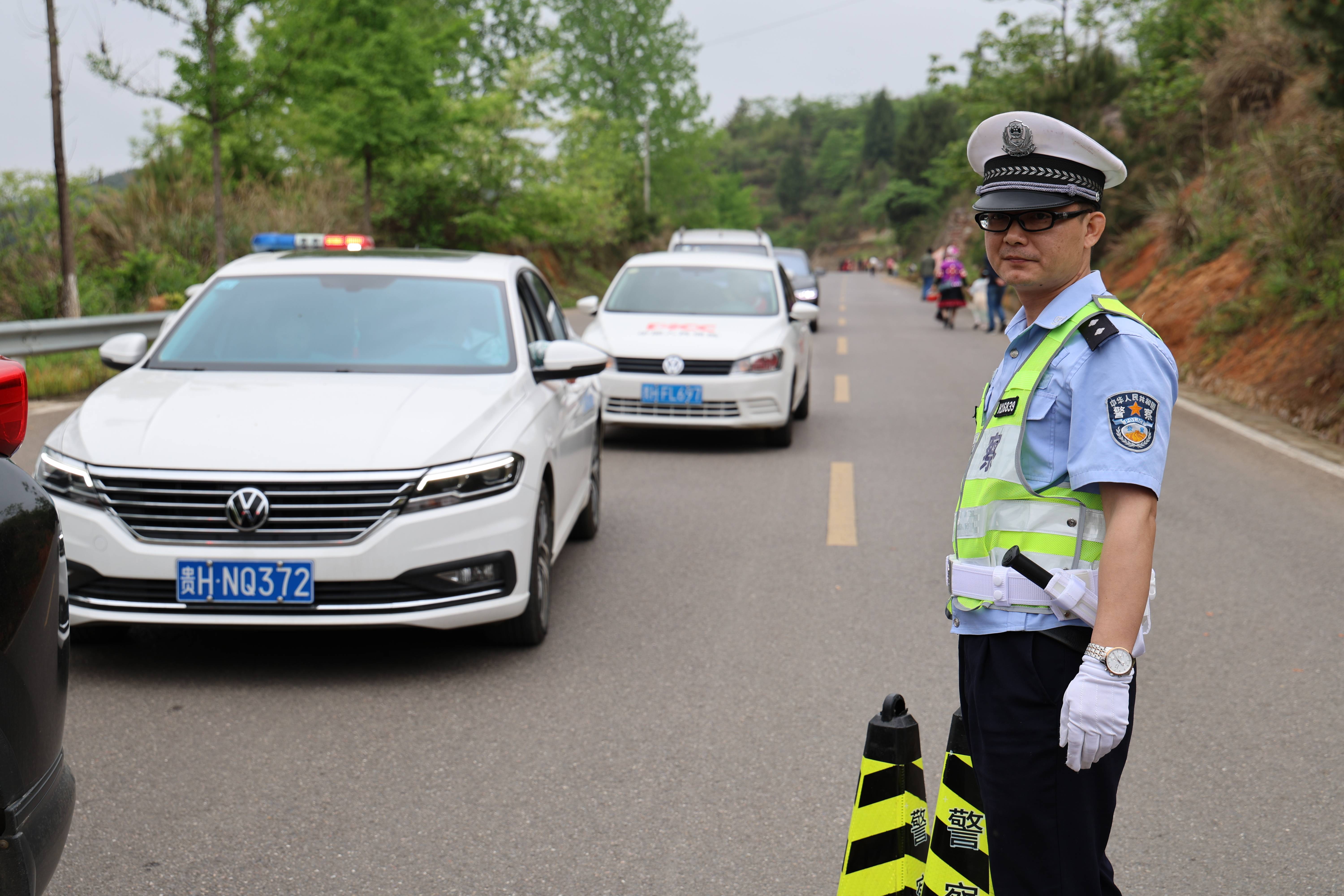 皇冠登一登二登三区别_“三月三”登云台山 交警路面护平安