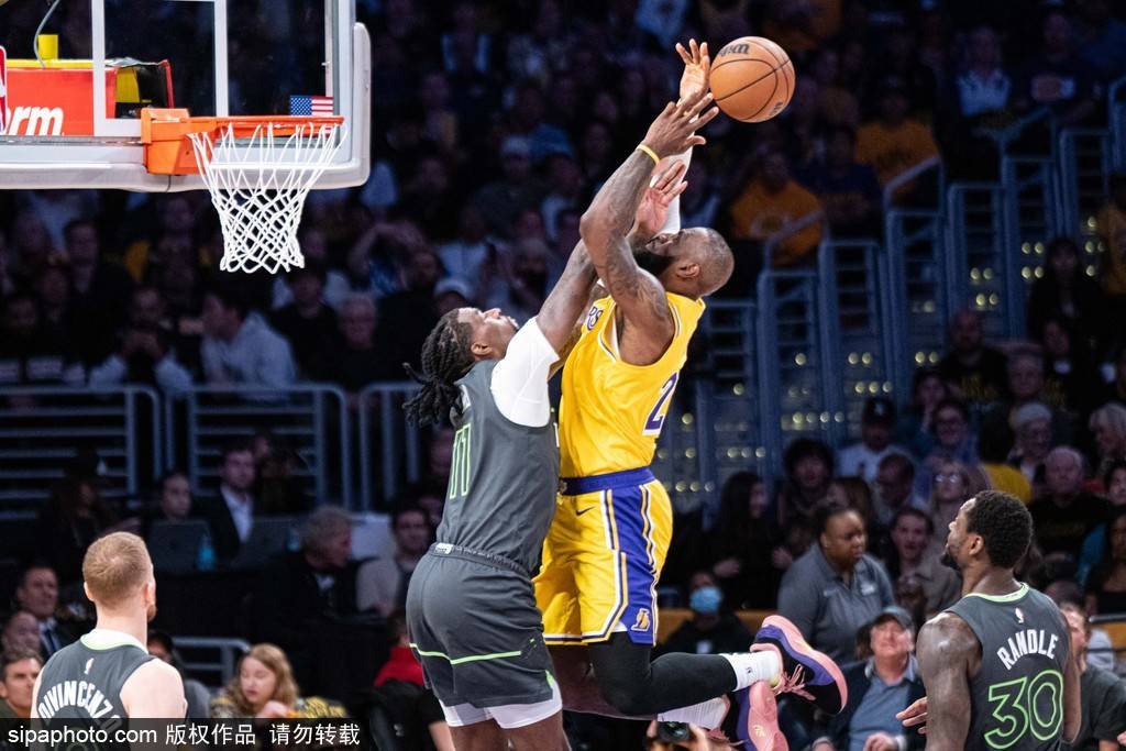 皇冠信用网庄家_詹姆斯现身骑士训练馆皇冠信用网庄家，湖人未来悬念再起