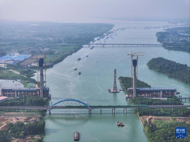 皇冠信用網哪里申请_江苏扬州：沪渝蓉高铁跨京杭运河斜拉桥建设有序推进