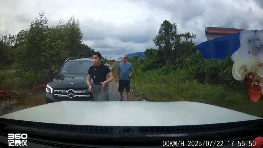 皇冠信用网注册开通_被亮证当事人发声：相关负责人称女司机为普通经营者皇冠信用网注册开通，证件是假的