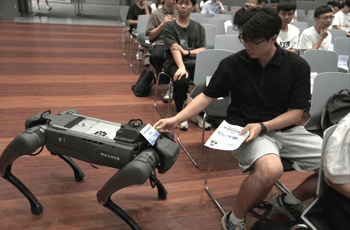 新污天鹅 vS 清水心跳_2026届校园招聘大战“秀肌肉”新污天鹅 vS 清水心跳，穗企派机器狗进高校抢人