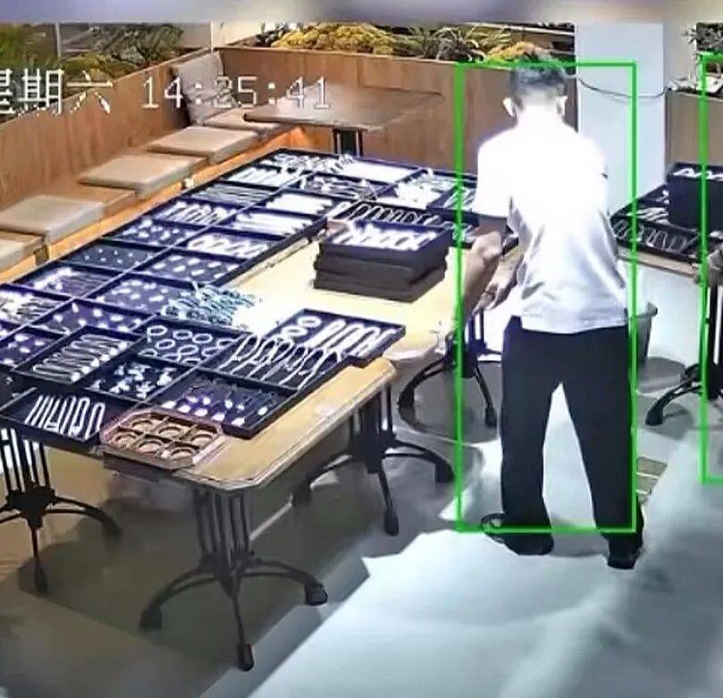 皇冠信用網登2_员工拉桌子碰碎近50个和田玉镯皇冠信用網登2，店主称“价值超100万”：不怪他