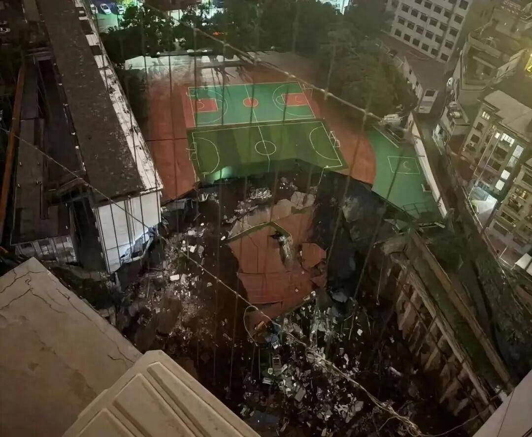 皇冠信用网怎么申请_男生学校打篮球时感觉地在抖动皇冠信用网怎么申请，5小时后操场在30秒内轰然坍塌