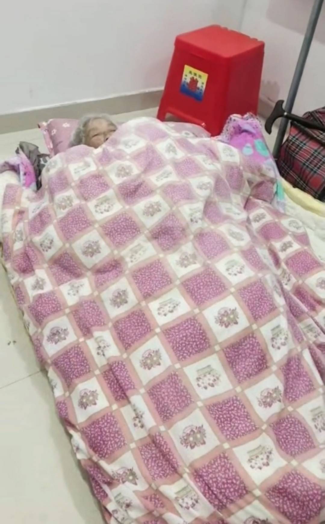 美国 vs 尼加拉瓜_江苏南通94岁老人被发现在楼道打地铺美国 vs 尼加拉瓜，社区：子女轮流赡养，可能送来时人不在家