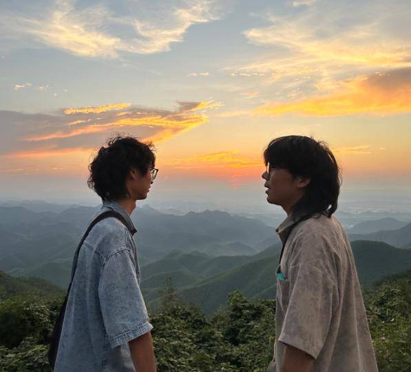 皇冠登3代理申请_两个00后刮腻子一年营收100多万元皇冠登3代理申请！梦想是画遍全球