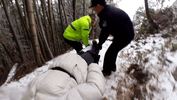 皇冠信用网哪里申请_“脚断了皇冠信用网哪里申请，这辈子完了！”游客在1200米山上赏雪受伤，浙江民警带4人将其抬下：我是民警，我得在第一个